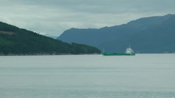 ノルウェーのフィヨルドのクルーズ船をフェリーします — ストック動画