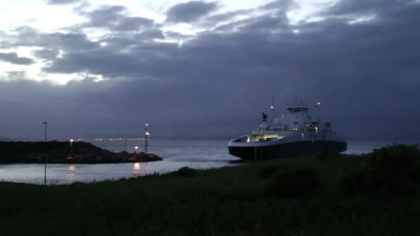 Nave Ferries Con Coches Pasajeros Fiordo Noruego Crucero Crucero Puesta — Vídeo de stock