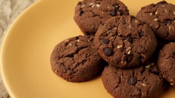 Biscoitos Chocolate Prato Amarelo — Vídeo de Stock