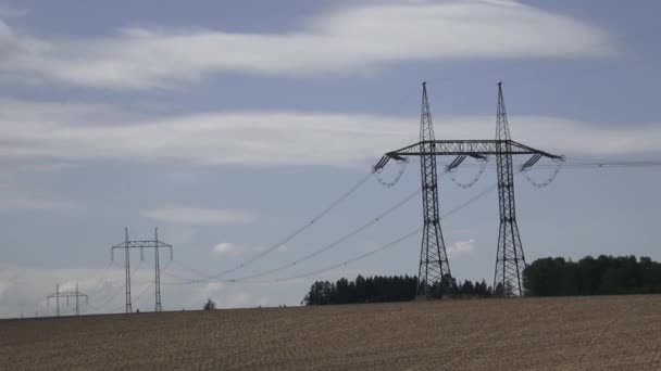 Sahada Büyük Görünüm Üzerinde Powerlines Yüksek Gerilim Sonrası Veya Yüksek — Stok video