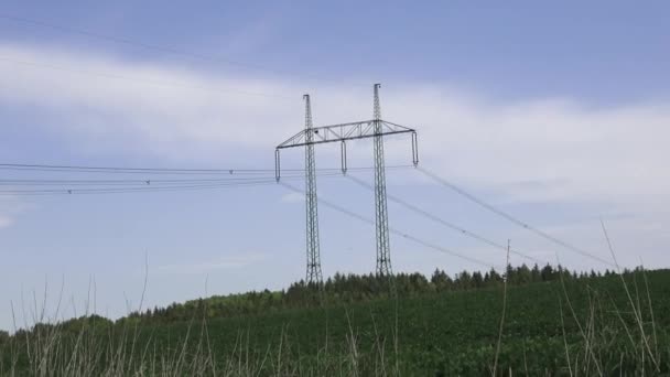 Большой Вид Линии Электропередач Поле Высокое Напряжение Столба Башни Высокого — стоковое видео