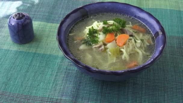 Hühnernudelsuppe Brühe Traditionelle Hühnersuppe Einer Schüssel Serviert — Stockvideo