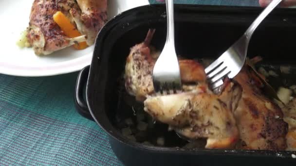 烤兔腿 日粮肉 香料和蔬菜烘烤 — 图库视频影像