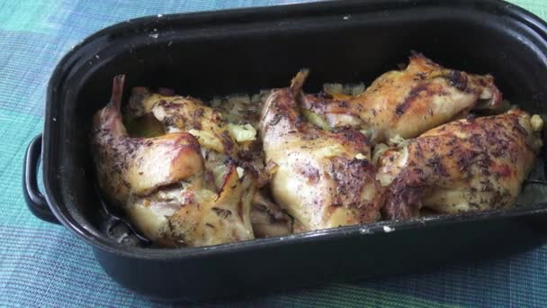 Rostad Kanin Ben Dietary Kött Smaksatt Kanin Bakat Med Kryddor — Stockvideo