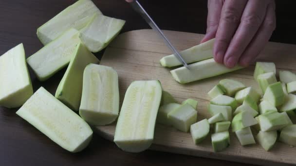 Mujer Sosteniendo Cuchillo Cocina Cortando Calabacín Pelado Concepto Alimentación Saludable — Vídeo de stock