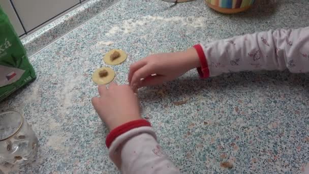 Gyermekek Kezébe Tésztát Liszttel Asztalra Sütés Karácsonyi Sütik Édességek — Stock videók