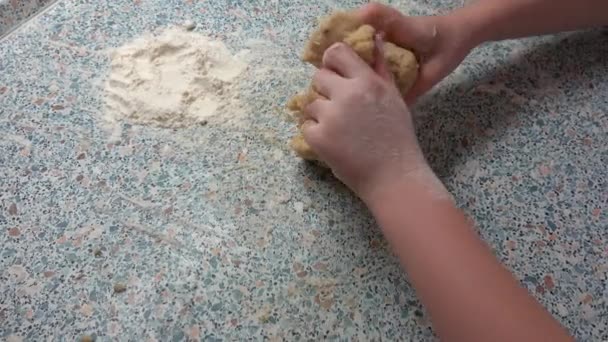 孩子们的手和面团和面粉放在桌子上 烤圣诞饼干 — 图库视频影像
