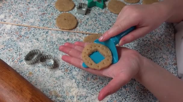 Kinder Handen Deeg Met Bloem Een Tafel Kerstkoekjes Bakken Snoep — Stockvideo