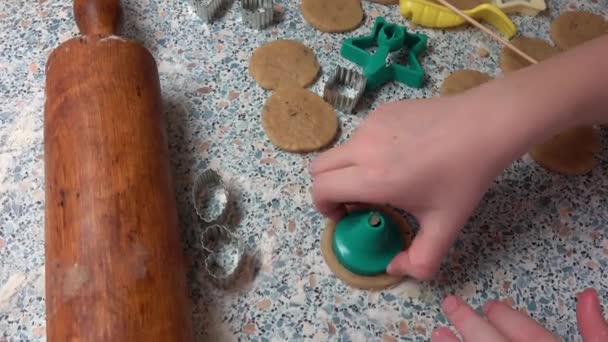 Las Manos Infantiles Testo Con Harina Mesa Hornear Galletas Navidad — Vídeos de Stock