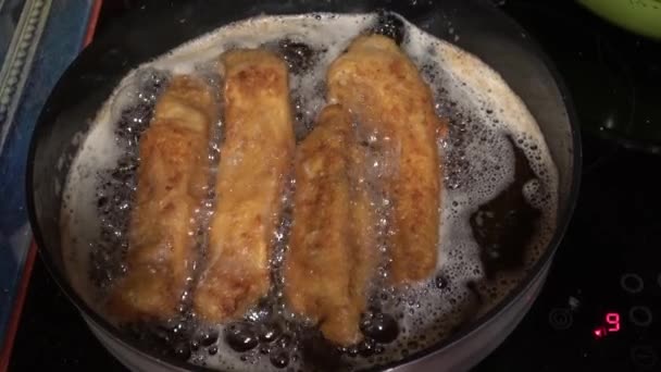 施尼泽尔在煎锅里用橄榄油油炸 — 图库视频影像