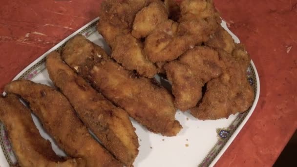 Φρέσκο Τηγανητό Κοτόπουλο Λευκή Πλάκα Τηγανητό Κοτόπουλο Τηγανητό Ψάρι — Αρχείο Βίντεο