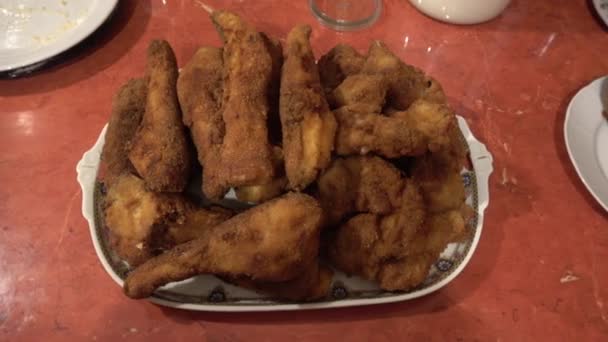 Poulet Frais Frit Dans Une Assiette Blanche Poulet Frit Poisson — Video