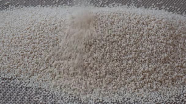 乾燥クスクスのヒープ 小麦のセモリナ粉のクスクス — ストック動画