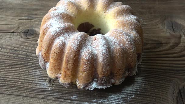 Rustieke Stijl Bundt Cake Getrempeerd Met Suiker — Stockvideo