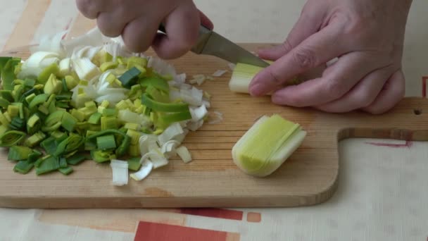 Přírodní Čerstvé Řezané Pór Dřevěném Prkénku Closeup Nakrájený Pórek Plátky — Stock video