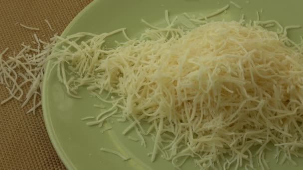 Σκληρό Τυρί Ψιλοκομμένο Ένα Πιάτο Τριμμένο Τυρί — Αρχείο Βίντεο