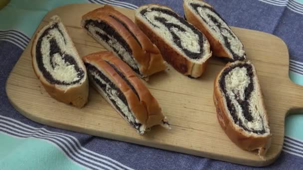 Snijden Van Lekkere Zoete Broodje Met Maanzaad — Stockvideo