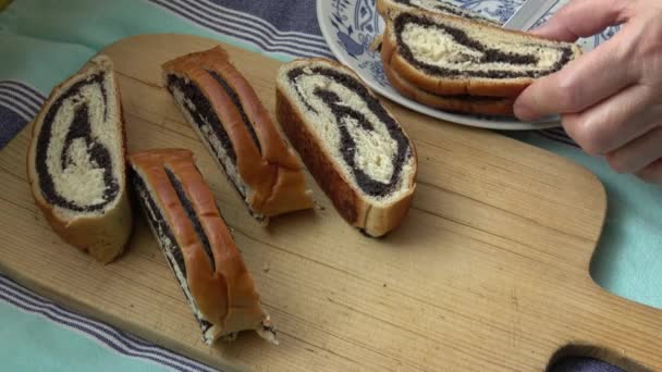 Leckeres Süßes Brötchen Mit Mohn Schneiden — Stockvideo