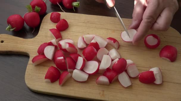 Frische Scheiben Geschnittene Radieschen Zum Kochen Bereit — Stockvideo