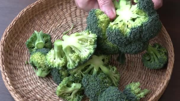 Sağlıklı Yeşil Organik Çiğ Brokoli Yemek Pişirmek Için Hazır — Stok video