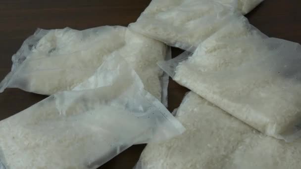 Hızlı Pişirme Pirinç Çantası Plastik Torba Içinde Paketlenmiş Pirinç — Stok video