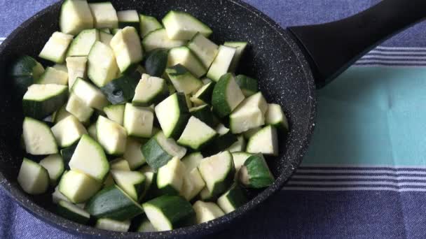 Вегетарианская Пища Подготовка Цуккини Сковороде — стоковое видео
