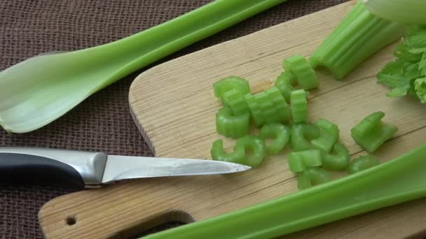 Trancher Céleri Frais Sur Une Planche Découper Bois Aliments Sains — Video