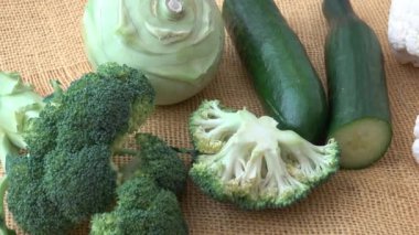 Çeşitler yeşil sebzeler. Brokoli, karnabahar, Kohlrabi, salatalık, Leek. Sağlıklı yeme. 