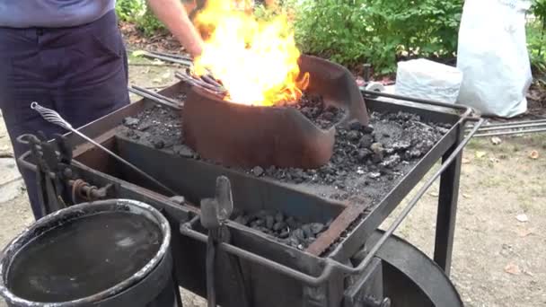 Ogień Żywe Węgle Kowalskie Narzędzia Produkty Ręcznie Robione — Wideo stockowe