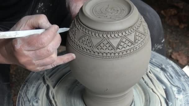 Nahaufnahme Einer Hand Die Der Werkstatt Keramik Und Keramikgeschirr Herstellt — Stockvideo