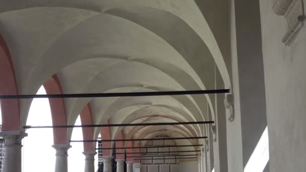 Vieille arcade, couloir et fleurs dans les pots. Éléments d'architecture de bâtiments, arcs anciens, colonnes .