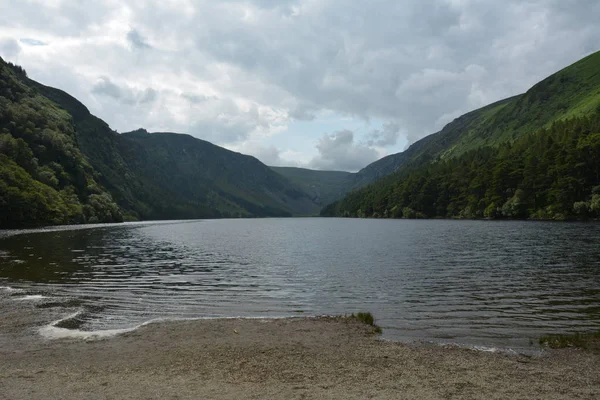 Vue panoramique sur les montagnes et le lac — Photo