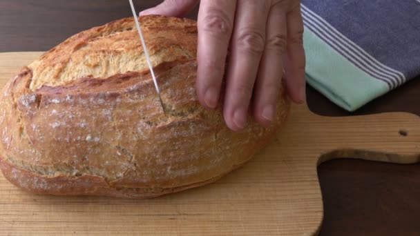 Weibliche Hände Schneiden Selbstgebackenes Brot — Stockvideo