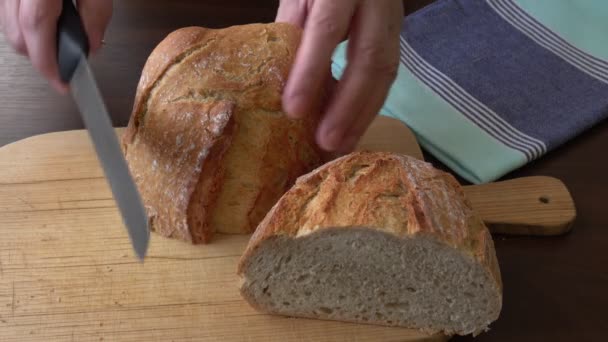 Kvinnliga Händer Skär Hembakat Bröd — Stockvideo