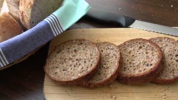 新鮮なパンでバスケット スライスしたパン — ストック動画