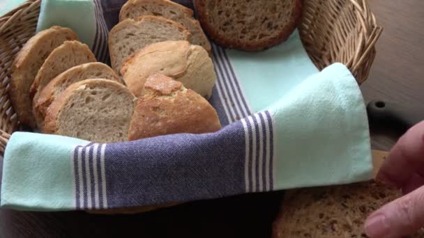 Cesta Con Pan Fresco Pan Rebanado — Vídeo de stock