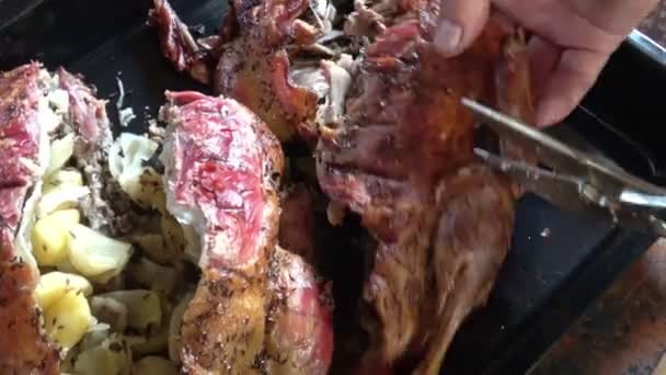 Chef Bereitet Entenbraten Portionen — Stockvideo