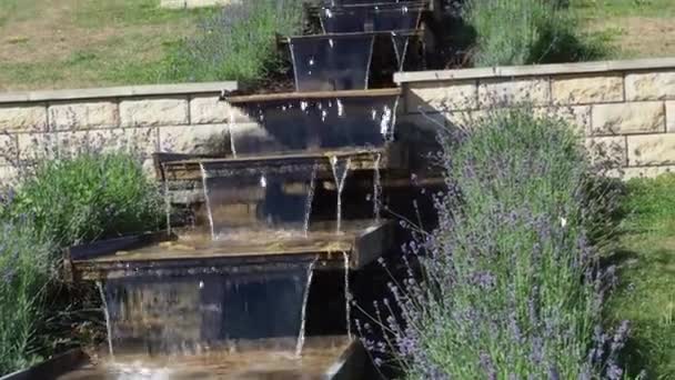 Houten Irrigatiewaterkanaal Systeem Van Waterval Van Houten Goten Gemonteerd Houten — Stockvideo