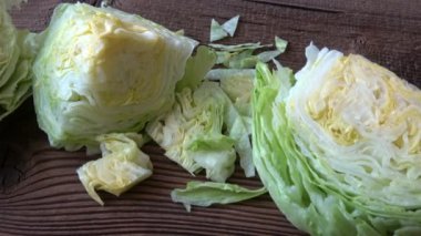 Buzdağı taze salata yaprakları. Yaprakların geometrik desenleri kesilmiş ve dilimlenmiş marul (laactuca sativa) salatasının kalbinde.