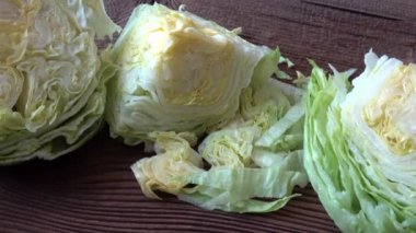 Buzdağı taze salata yaprakları. Yaprakların geometrik desenleri kesilmiş ve dilimlenmiş marul (laactuca sativa) salatasının kalbinde.