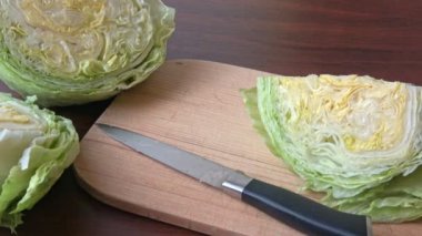 Buzdağı taze salata yaprakları. Yaprakların geometrik desenleri kesilmiş ve dilimlenmiş marul (laactuca sativa) salatasının kalbinde.