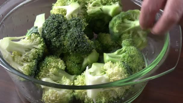 Manos Mujer Cortando Brócoli Cocina Cocinar Comida Vegana — Vídeo de stock