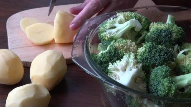 Kvinnliga Händer Skär Potatis Köket Grön Färsk Broccoli Matlagning Veganska — Stockvideo