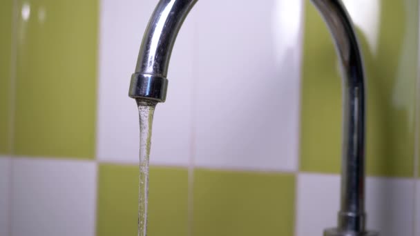 L'acqua sgorga dal rubinetto. Pressione del getto d'acqua nel rubinetto in cucina. — Video Stock