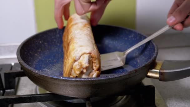 Cuisson de viande Shawarma dans une casserole chaude jusqu'à ce que croustillant. Pain Pita frit dans la cuisine. — Video