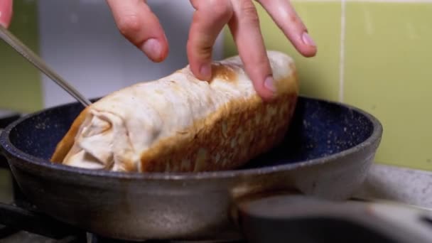 Fleisch Shawarma in einer heißen Pfanne kochen, bis es knusprig wird. Pita-Brot in der Küche braten. — Stockvideo