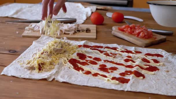 Matlagning kött Shawarma hemma kök. Lägga till vegetabiliska ingredienser till Pita. — Stockvideo