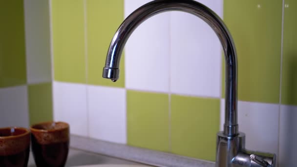 Gocce di acqua scorre giù e lentamente cade dal rubinetto nel lavandino. Rallentatore. — Video Stock