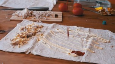 Ev Mutfağında Shawarma pişiriyorum. Lavaş Smearing Ketçap veya Sos ile