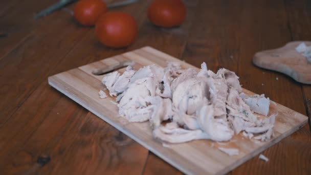 Una mano delle donne oscilla forte un coltello e le costolette hanno bollito la carne su un bordo di legno. — Video Stock